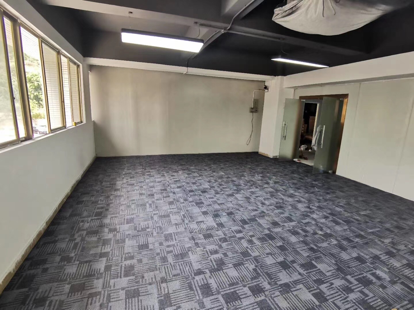 厂家佛山直销办公室展厅防水耐磨方块网格横纹仿地毯PVC石塑地板图2