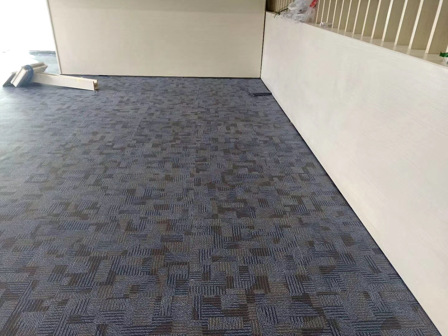 厂家佛山直销办公室展厅防水耐磨方块网格横纹仿地毯PVC石塑地板图3