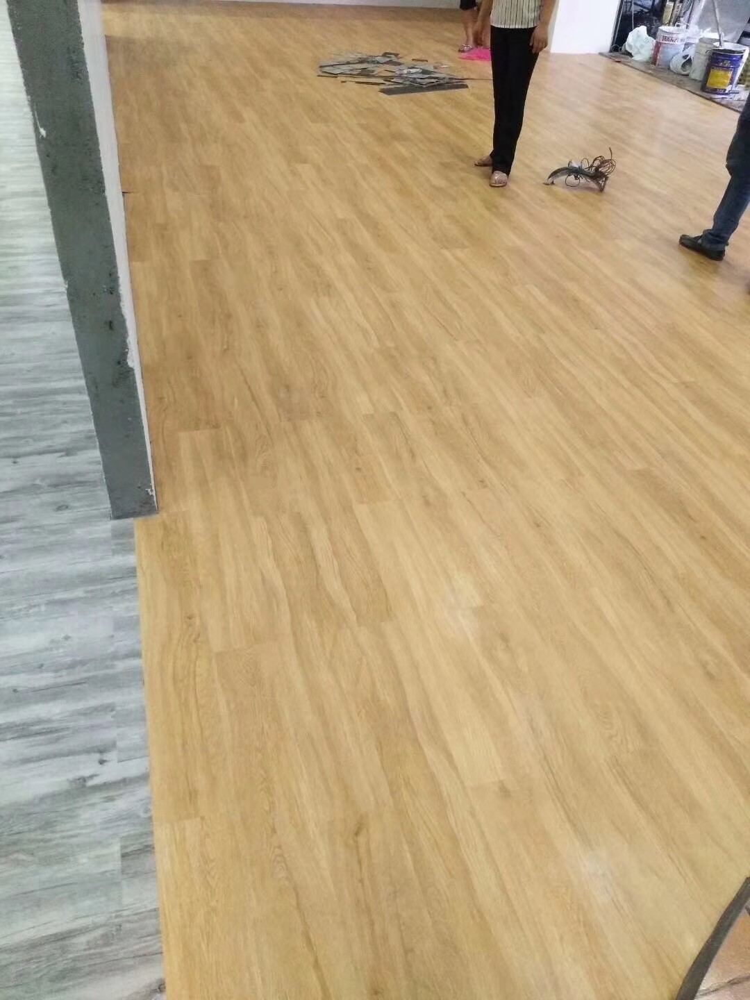 佛山批发浅色灰白木纹石塑地板 室内地面翻新防水耐磨PVC塑胶地板图2